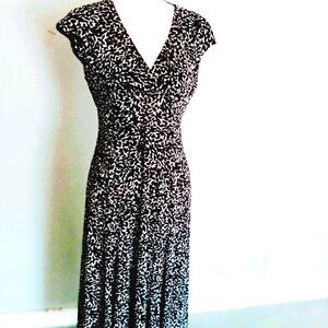 JONES NEW YORK BLACK WHITE PRINT SLEEVELESS EMPIRE WAIST DRESS.  SIZE 8